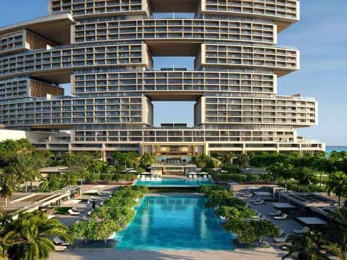 Poolbereich aussen Royal Atlantis Residences Palm Dubai