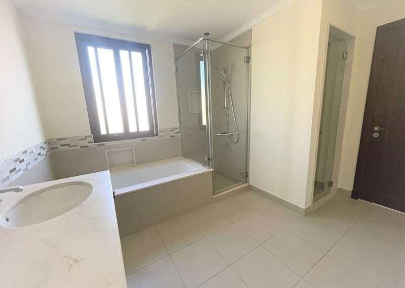 Bad mit Wanne im Haus zur Miete in Dubai Arabian Ranches 2