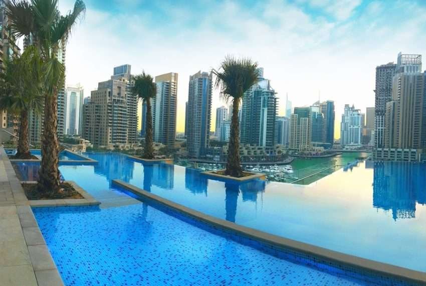 Blick vom Infinity Pool auf die Dubai Marina Apartment zum Kauf