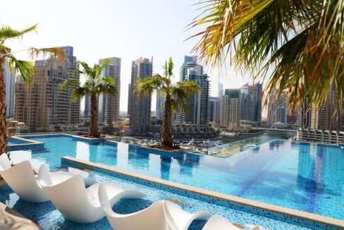 Blick vom Infinity Pool des Apartments auf die Dubai Marina