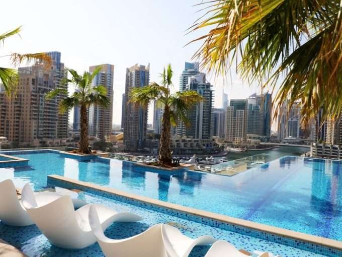 Blick vom Infinity Pool des Apartments auf die Dubai Marina