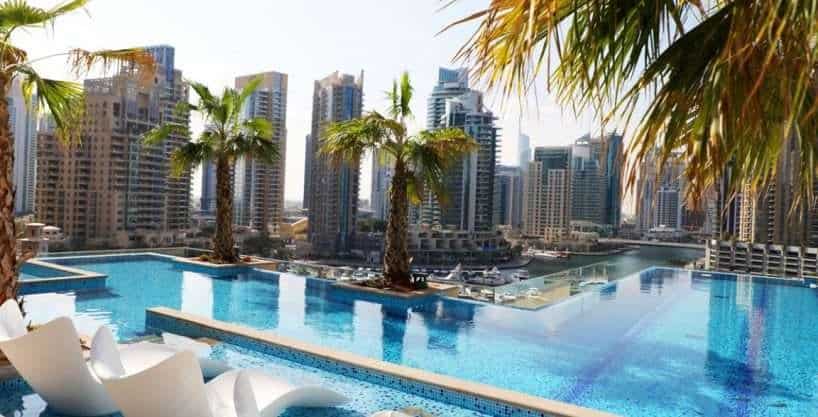 Blick vom Infinity Pool des Apartments auf die Dubai Marina