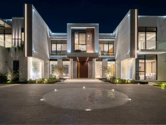 Nachtansicht der Villa zum Kauf in Dubais exklusivem Stadtteil Al Barari