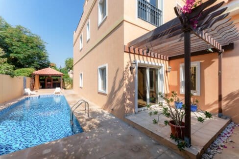 Blick auf den Pool des Hauses zum Kauf in "The Villa" Dubai