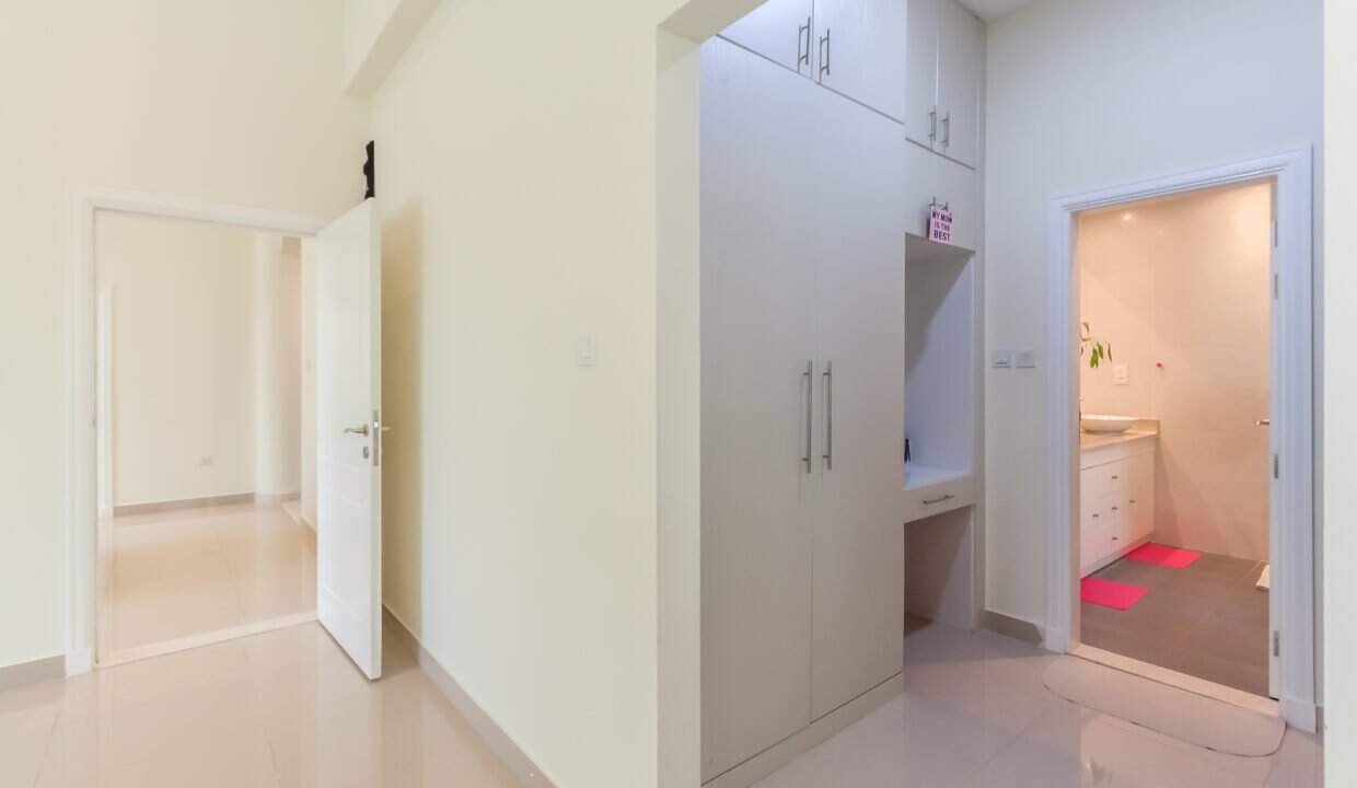 Einbauschränke und Badezimmer im Haus zum Kauf in The Villa Dubai