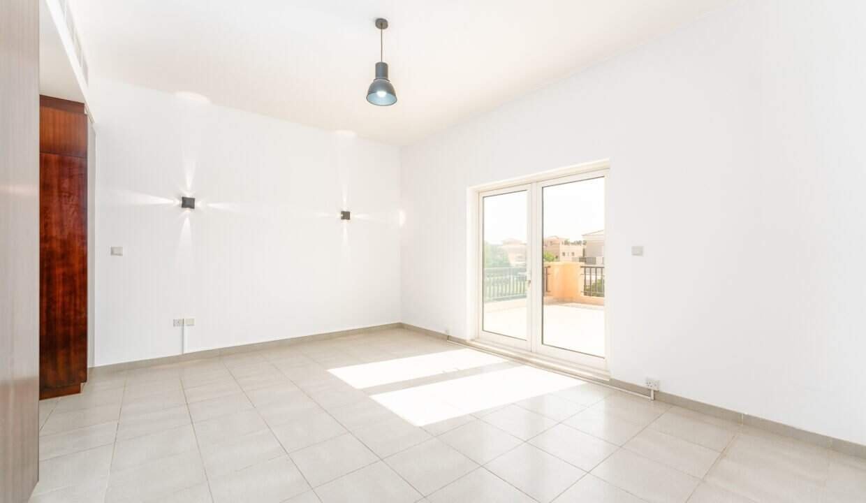 Schlafzimmer oben im Haus zum Kauf in Dubai Blick auf den Balkon