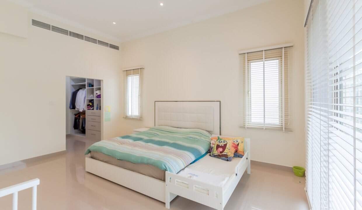 Zimmer im Obergeschoss der Villa zum Kauf in Dubai The Villa