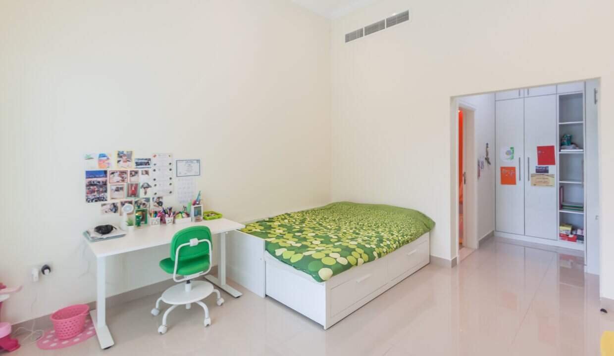 Zimmer mit Einbauschrank im Haus zum Kauf in Dubai The Villa