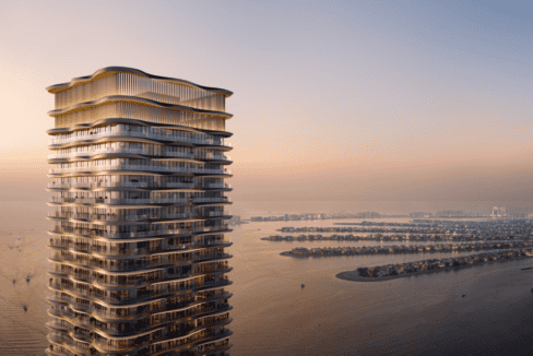Blick auf die Immobilie in Emaar Beachfront (Dubai), Abendstimmung