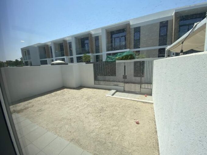 Blick auf das Haus in Arabian Ranches 3 vom Garten