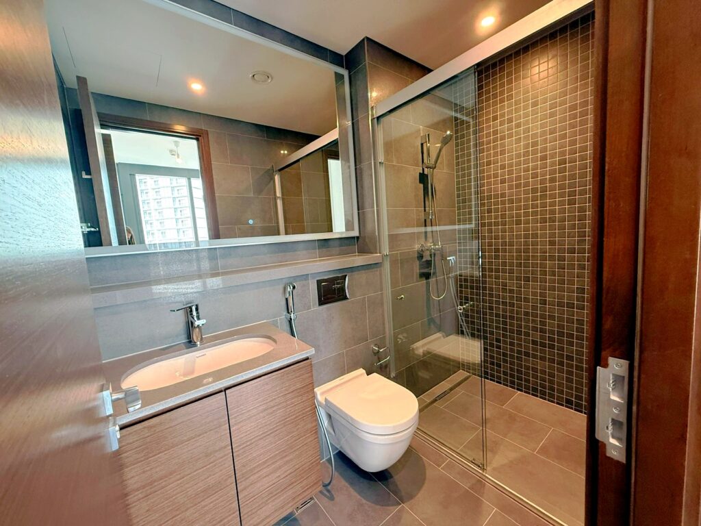 Hauptbadezimmer des Apartments mit Dusche