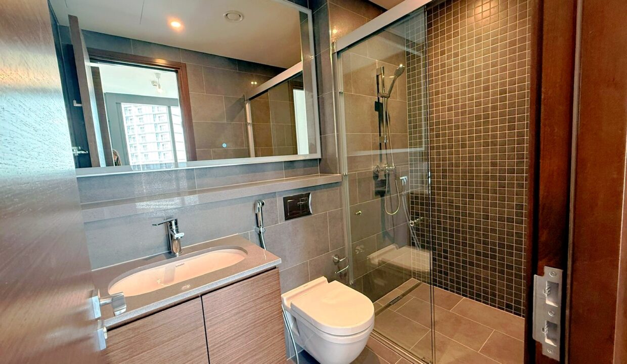 Badezimmer der Wohnung mit Dusche Sobha Hartland Dubai