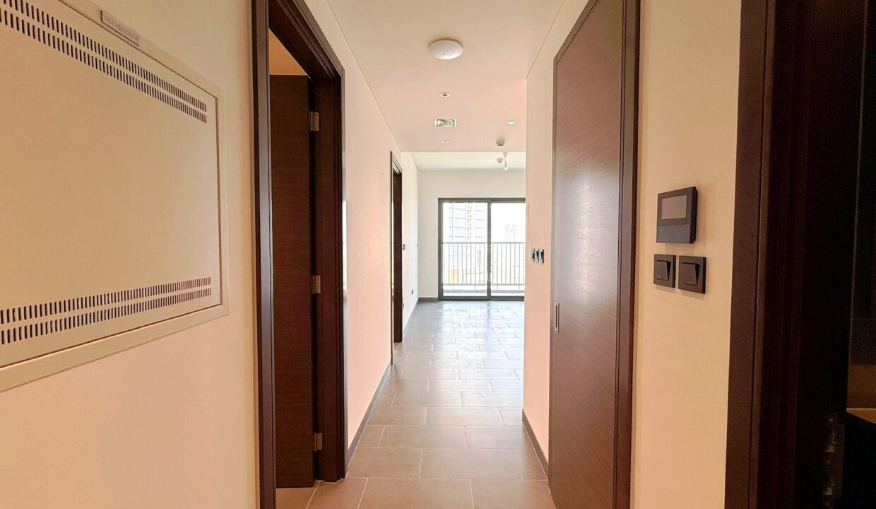 Eingangsbereich der Wohnung mit Blick zum Wohnzimmer