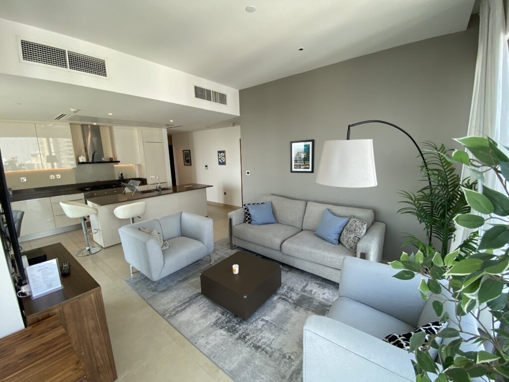 2-Bedroom Apartment zum Kauf in Marina Gate - Blick ins Wohnzimmer