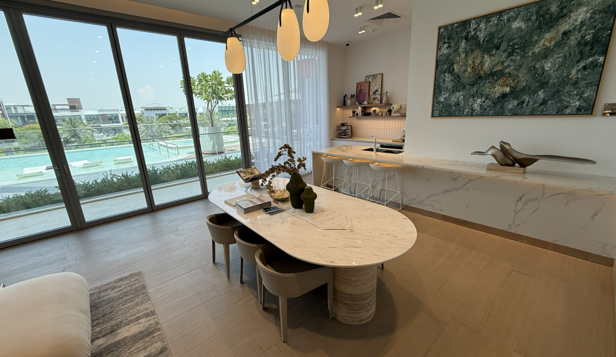ellington-house-ii-clubhouse-dining-lounge-pool-view