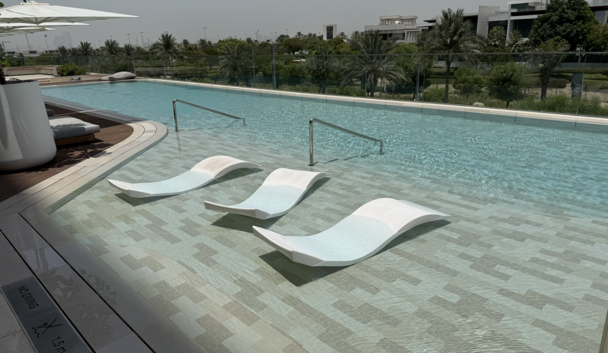 ellington-house-ii-lounge-pool-sunken-loungers