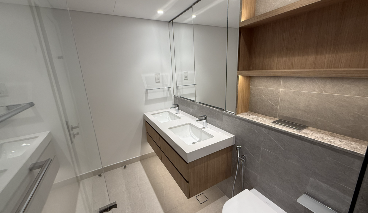 ellington-house-ii-master-bathroom-double-vanity
