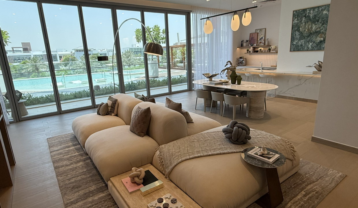 ellington-house-ii-residents-lounge-pool-view